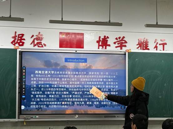 图片包含 男人, 室内, 站, 前 AI 生成的内容可能不正确。