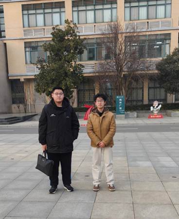 男人和女人站在街道上 AI 生成的内容可能不正确。