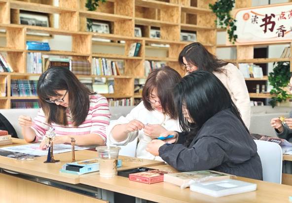 图书馆里的人们 中度可信度描述已自动生成