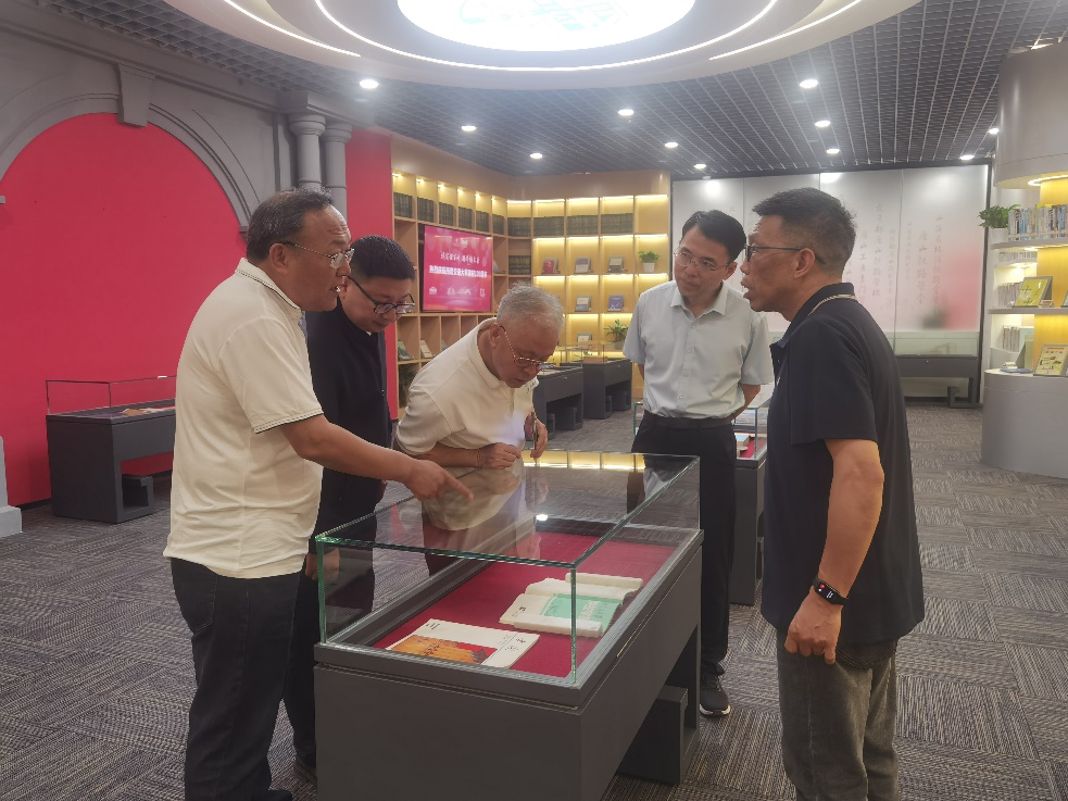 E:\杨江丽工作文档2024-\工作\工会\照片\2026\王颖铭谢建波校友向图书馆捐赠珍贵校史文献资料\d020cd82e169e03df2d79a40d8bf4c4.jpg