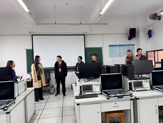一群人在厨房里工作 AI 生成的内容可能不正确。