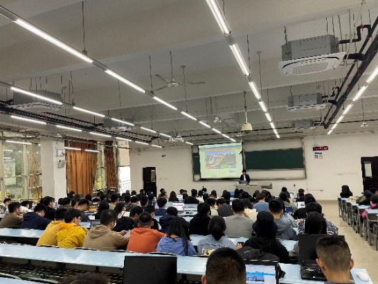 许多人在餐厅里
中度可信度描述已自动生成